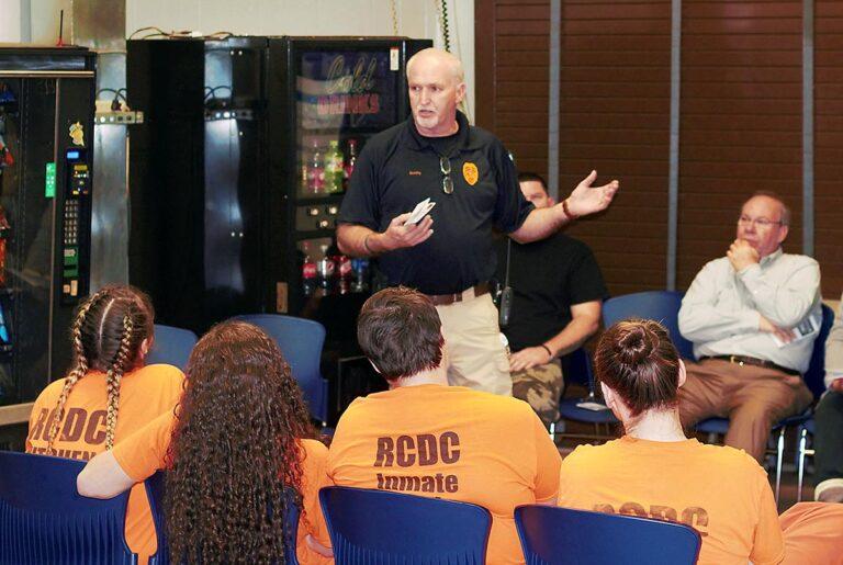 Officer talking to inmates